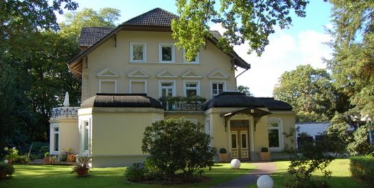 Fürstlich Wohnen auf Parkgrundstück direkt am Alsterlauf in Ohlsdorf